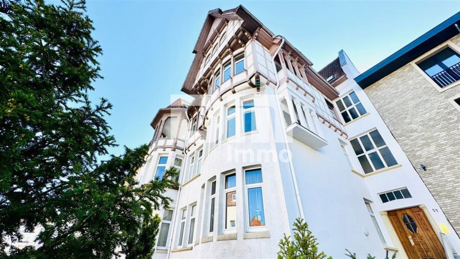 Hochwertige 5-Zi Wohnung in Traumlage mit Balkon in gepflegter Jugendstil-Villa + Panoramablick - Frontansicht Titel